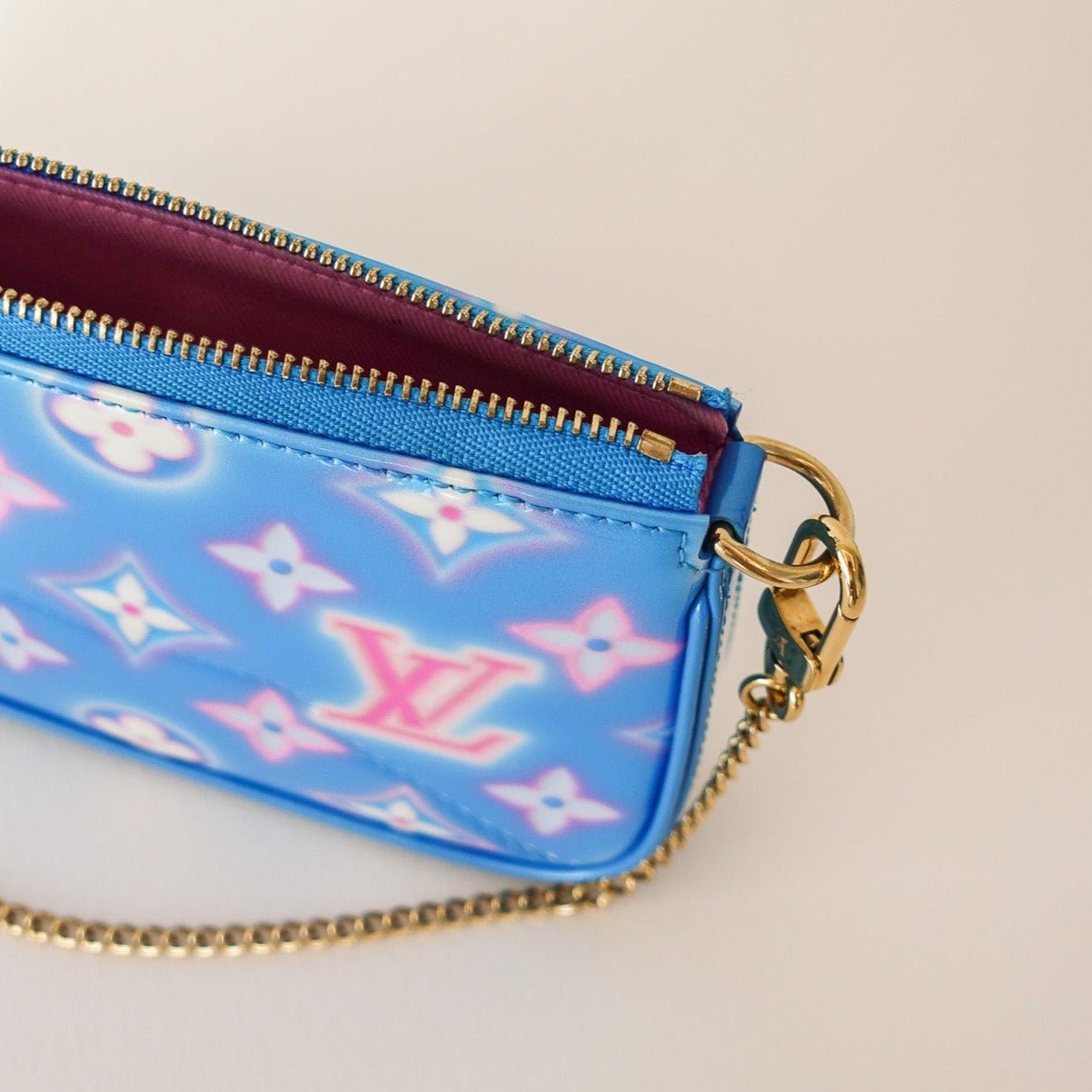 LOUIS VUITTON Vernis Valentine Mini Pochette Accessories Baby Blue Neon - Nour Archive Handbag